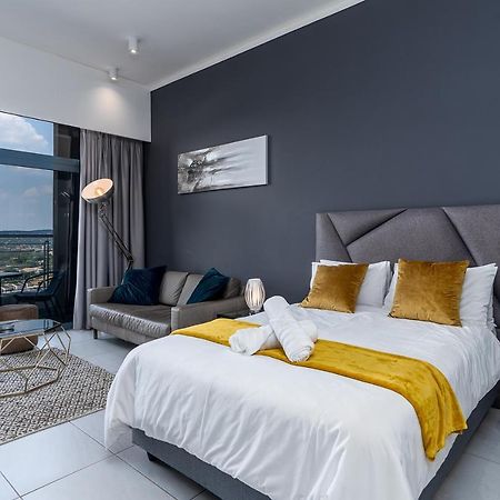 Top Floor Menlyn Maine Studio Apartment With Stunning Views & No Load Shedding Pretoria Luaran gambar