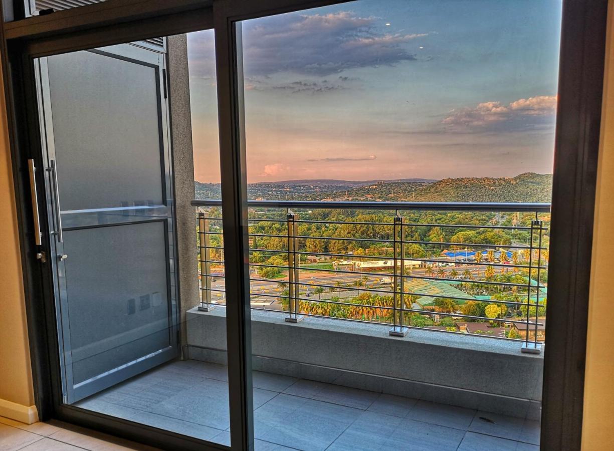 Top Floor Menlyn Maine Studio Apartment With Stunning Views & No Load Shedding Pretoria Luaran gambar