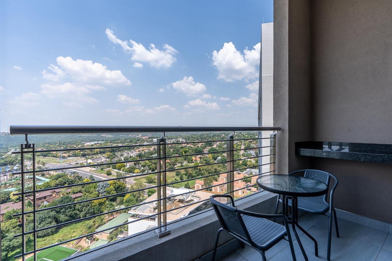 Top Floor Menlyn Maine Studio Apartment With Stunning Views & No Load Shedding Pretoria Luaran gambar